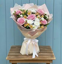 Букет цветов из:  Гвоздики, Орхидеи и Розы в Хилоке