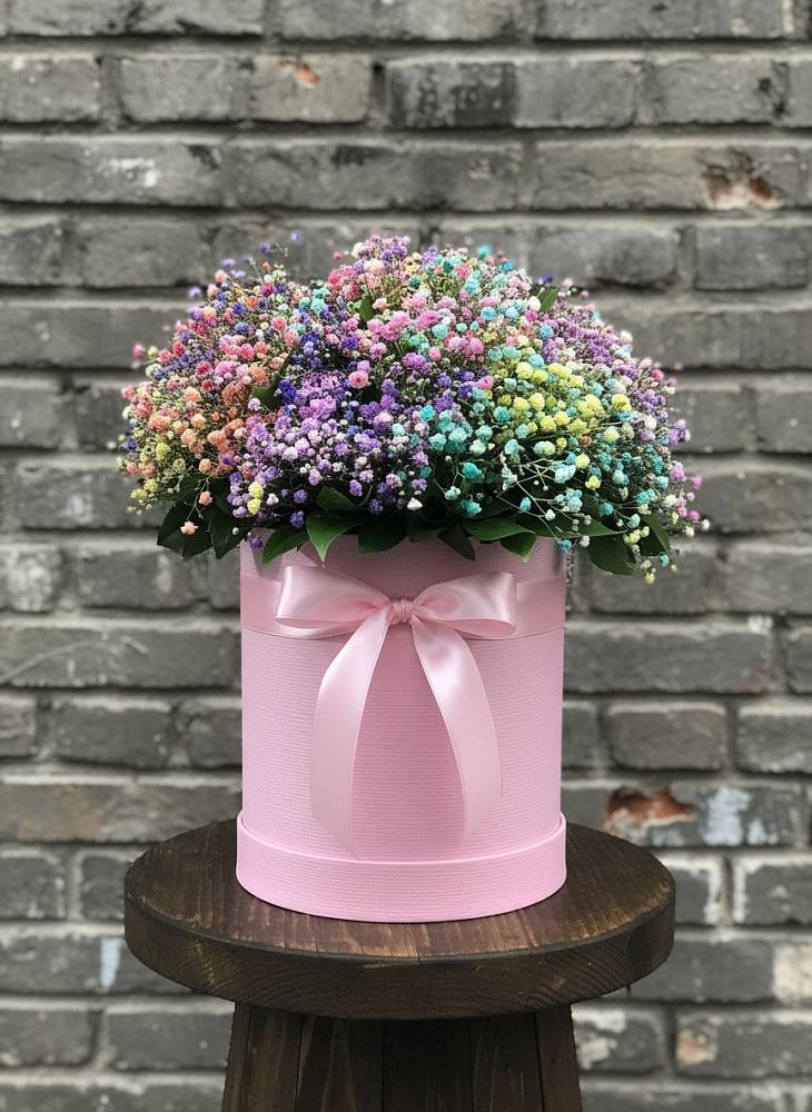 Цветочная композиция из Гипсофила и Розы в шляпной коробке в Хилоке