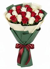 Букет Микс из красных и белых роз в Хилоке