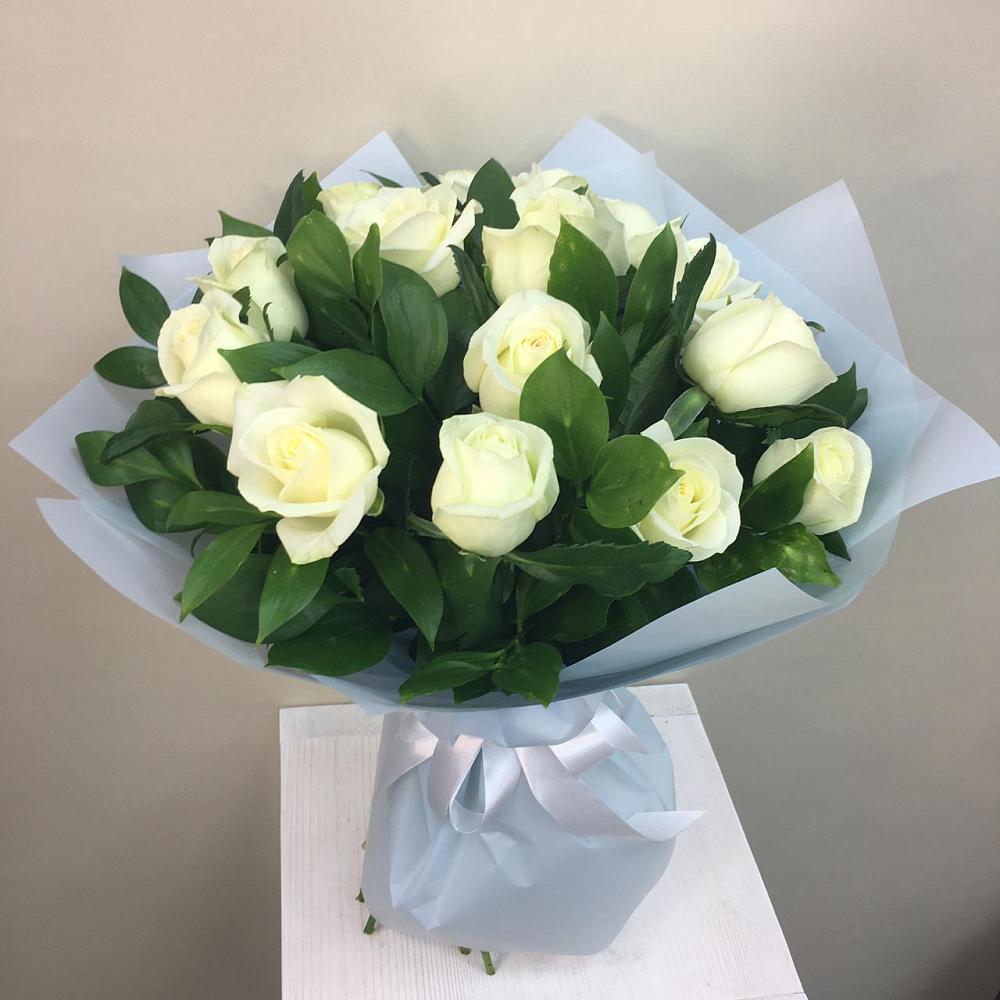 Букет 15 Белых роз Проуд в Хилоке