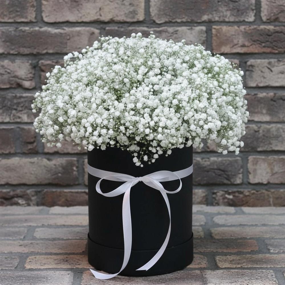 Цветочная композиция из Гипсофила в шляпной коробке в Хилоке