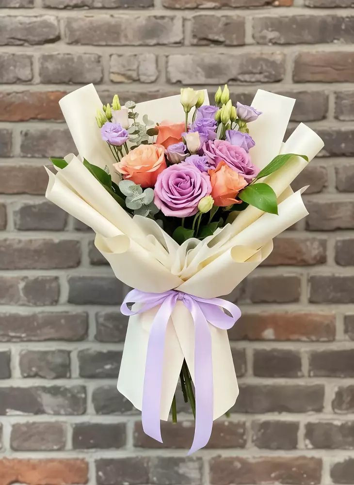 Букет цветов из: Лизиантусы и Розы в Хилоке