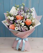 Букет цветов из:  Лизиантусы, Розы, Альстромерии и Гипсофила в Хилоке