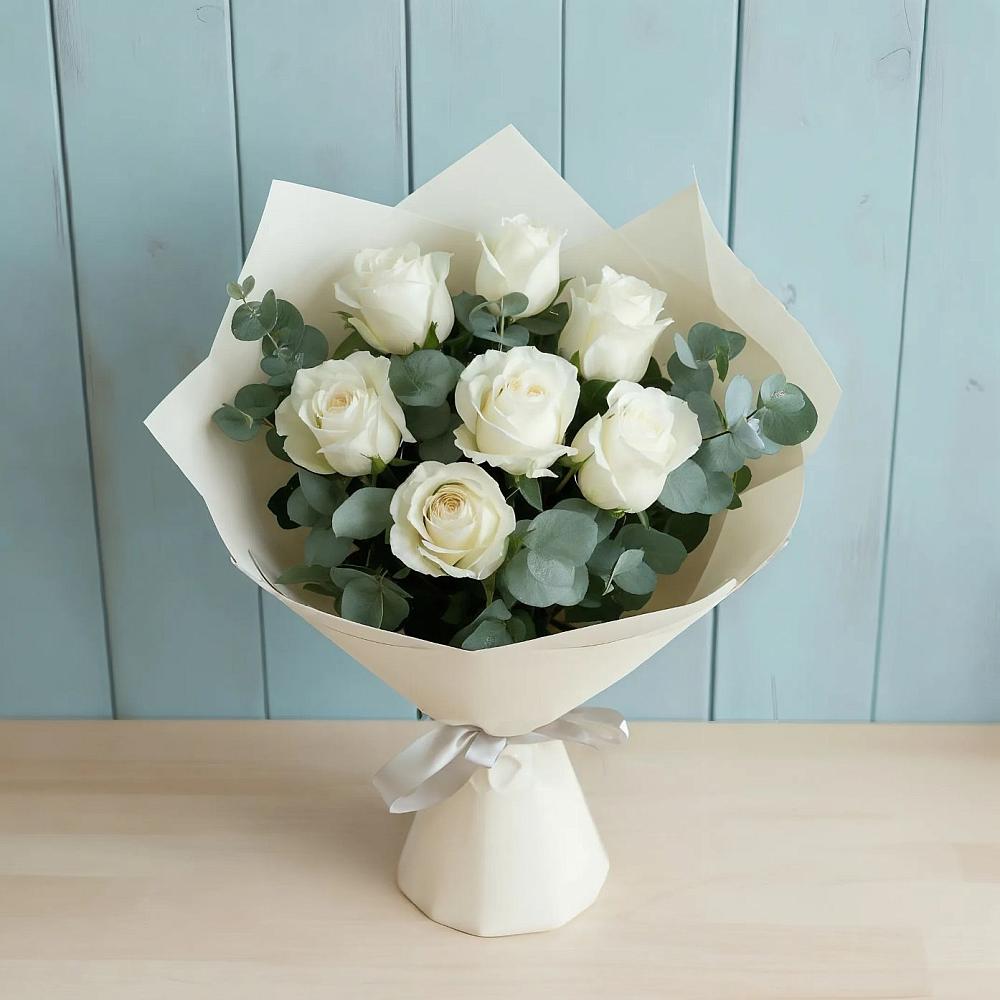Букет Белые розы в Эвкалипте в Хилоке