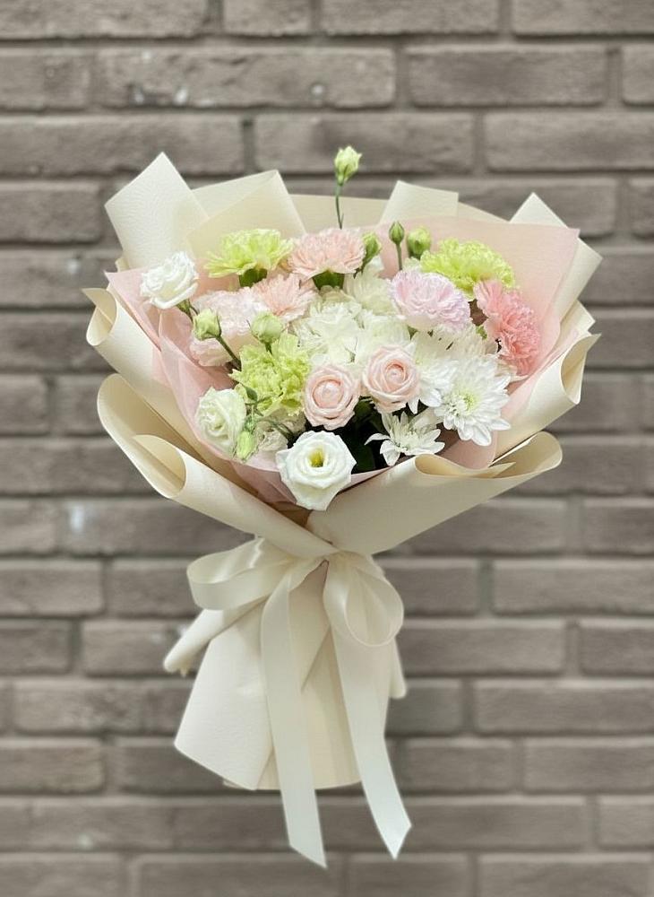 Букет цветов из: Гвоздики, Розы, Лизиантусы и Хризантемы в Хилоке