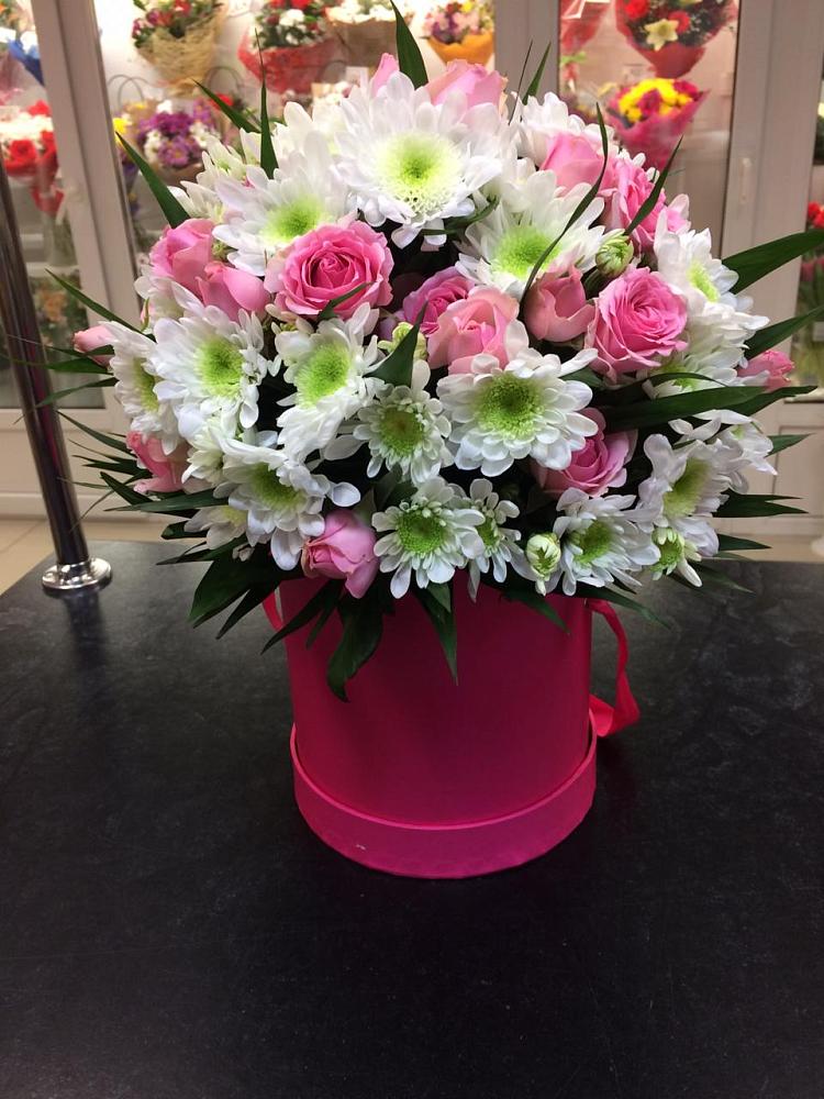 Цветочная композиция из Розы и Хризантемы в шляпной коробке в Хилоке