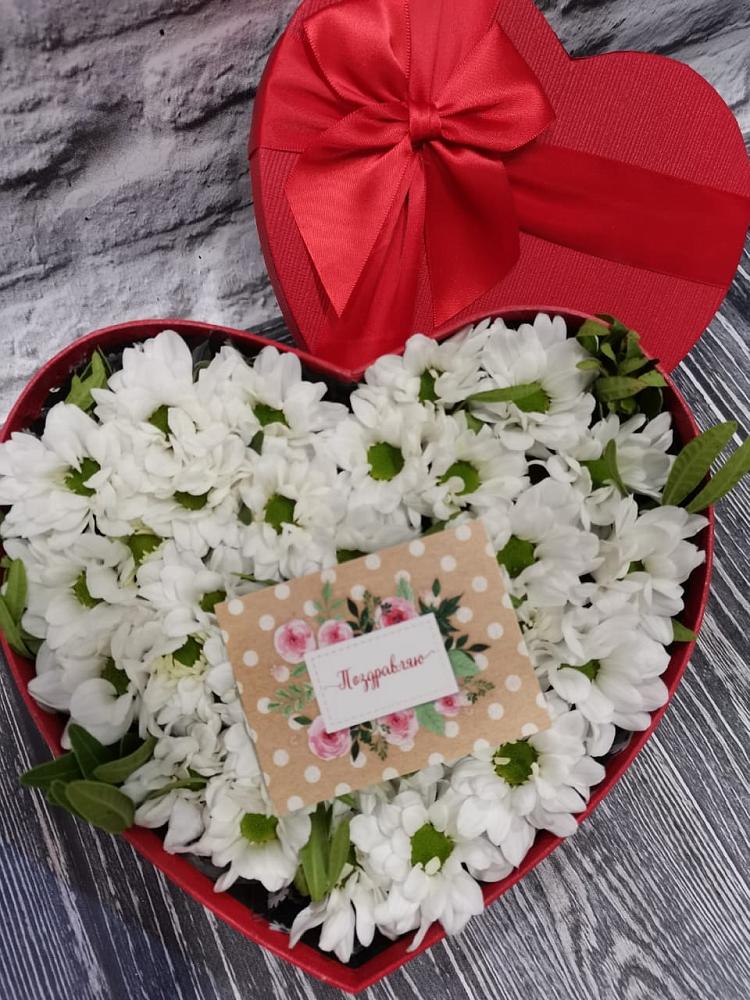 Цветочная композиция из Хризантемы в виде сердца в Хилоке