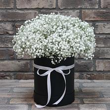 Цветочная композиция из Гипсофила в шляпной коробке в Хилоке